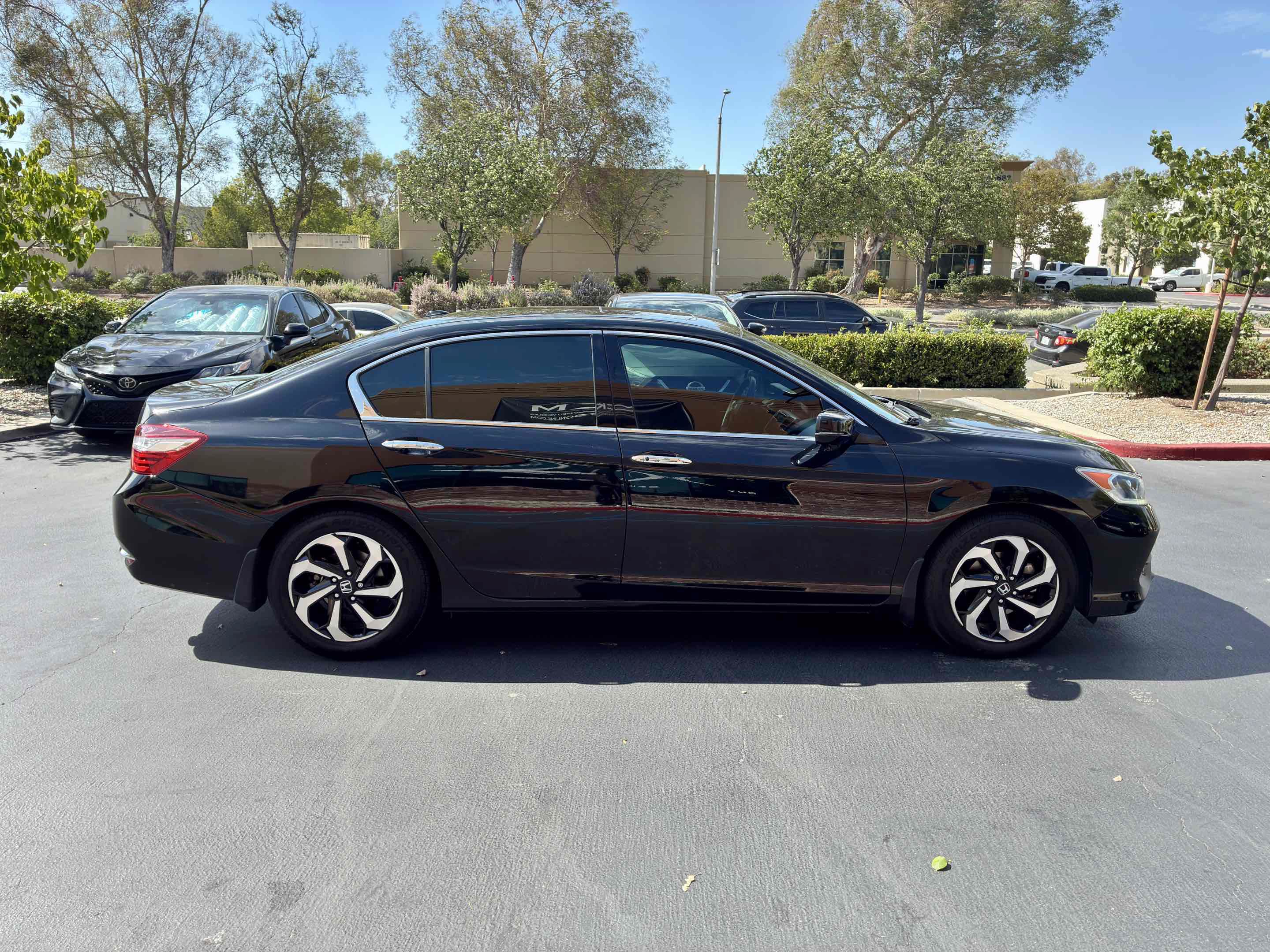 Used 2017 Honda Accord EX-L image 7