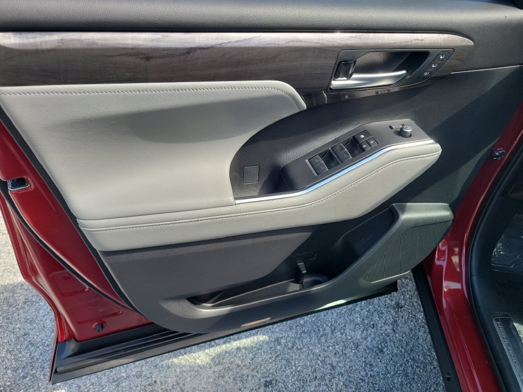 Used 2023 Toyota Highlander Platinum FWD image 19