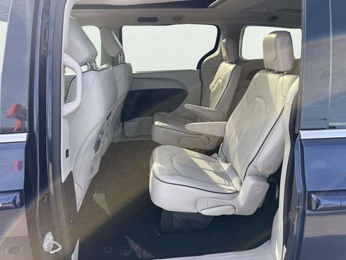 Used 2017 Chrysler Pacifica Limited w/ Tire & Wheel Group image 11