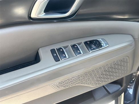 Used 2025 Kia Carnival FWD image 18