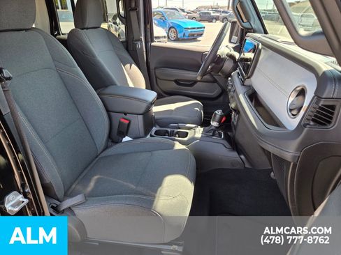 Used 2025 Jeep Wrangler Unlimited Sahara AWD/4WD image 15