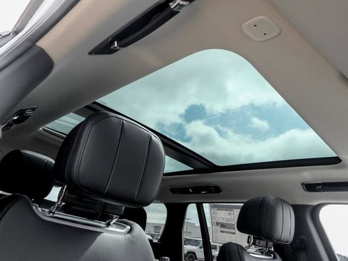 New 2025 Land Rover Range Rover SE image 23