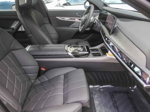 Used 2025 BMW i7 xDrive60 w/ Premium Package AWD/4WD image 13