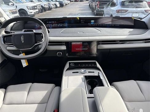 New 2025 Lincoln Navigator L Reserve image 16