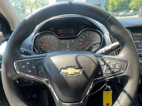 Used 2018 Chevrolet Cruze LT FWD image 18