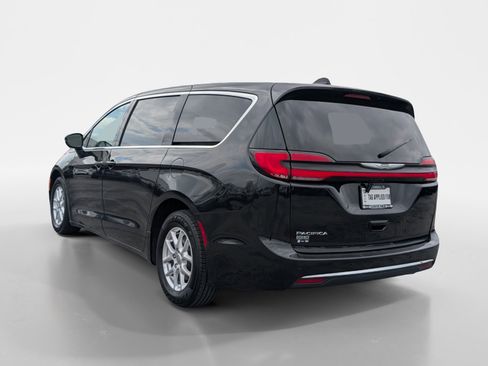 Used 2023 Chrysler Pacifica Touring-L image 4