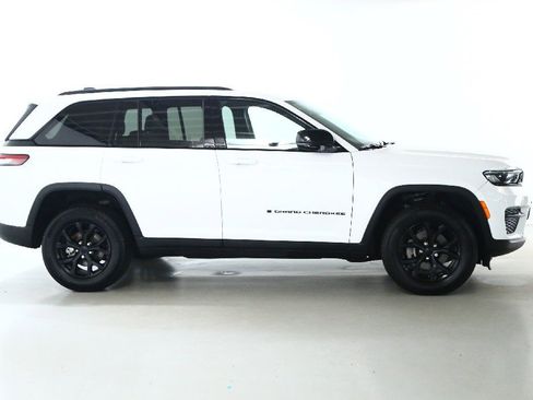 Used 2025 Jeep Grand Cherokee Altitude image 11