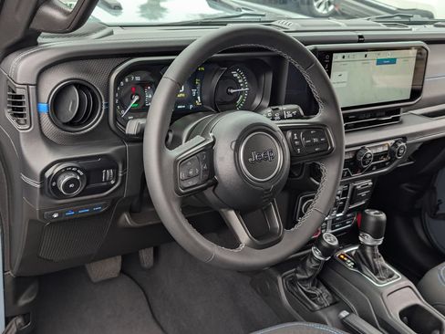 Used 2025 Jeep Wrangler Unlimited Rubicon 4xe AWD/4WD image 18
