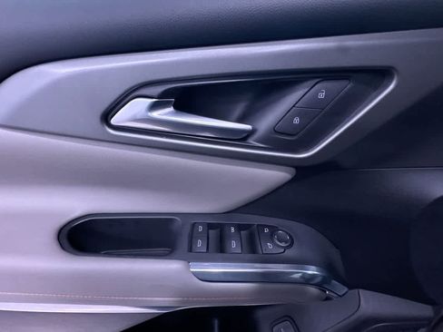 Used 2025 Chevrolet Traverse LT image 12