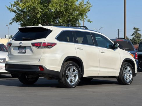 Used 2015 Toyota Highlander Limited w/ Driver Technology Package AWD/4WD image 2