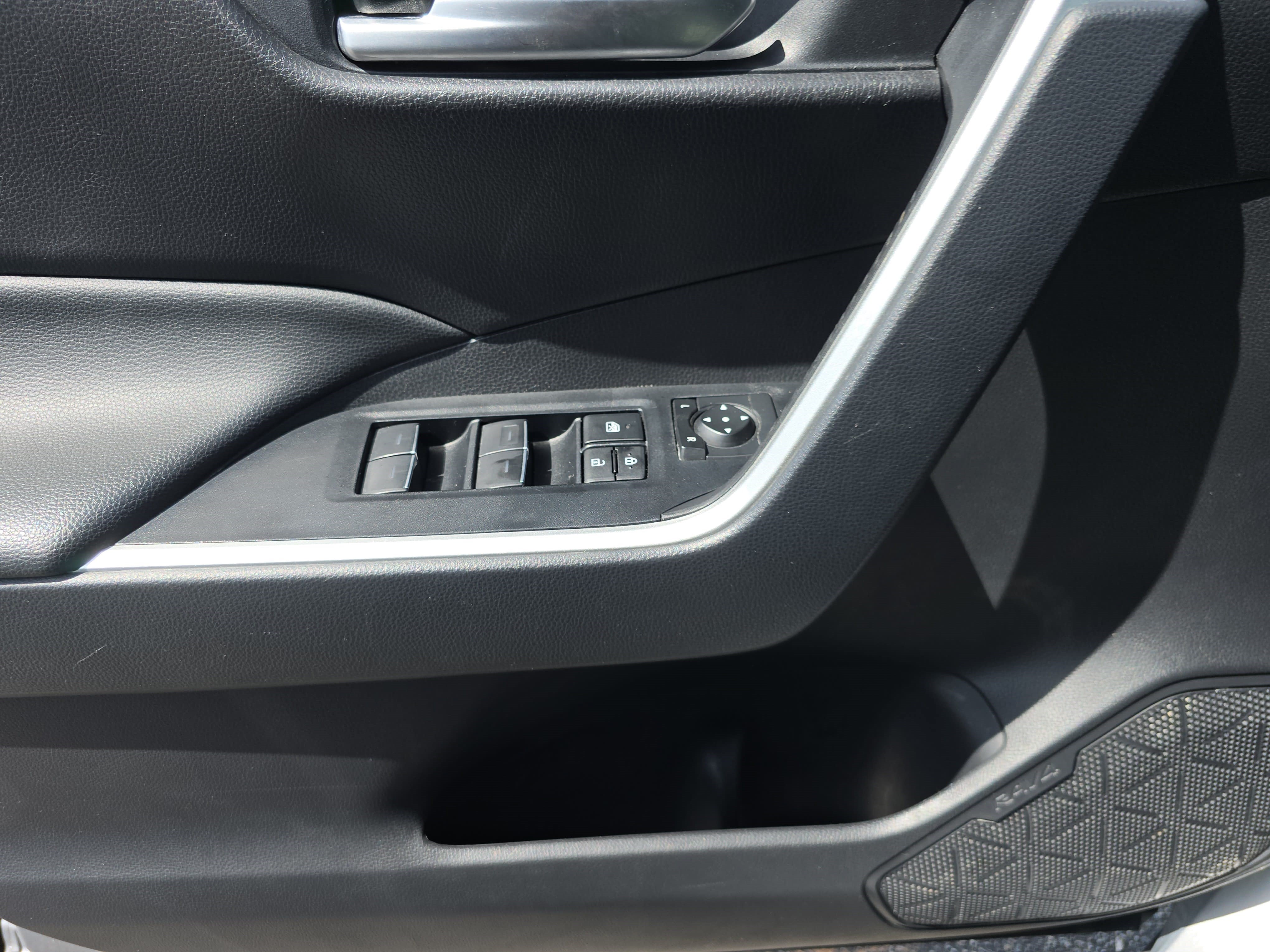 Used 2025 Toyota RAV4 XLE FWD image 26