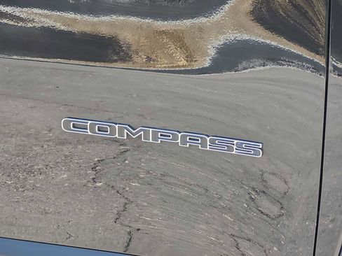 Used 2024 Jeep Compass Latitude image 11