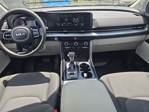 Used 2024 Kia Carnival LX image 10