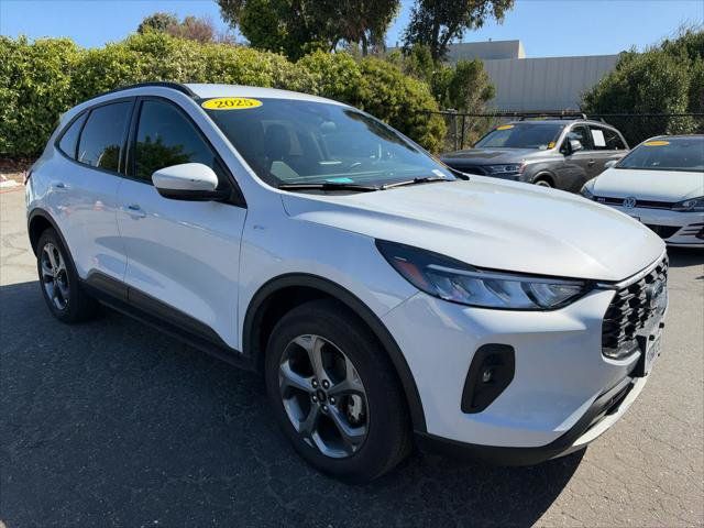 Used 2025 Ford Escape ST-Line Select AWD/4WD image 2