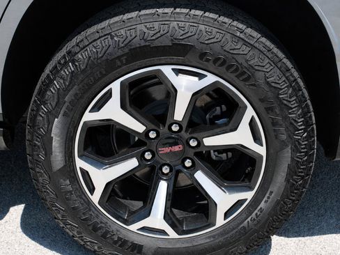 Used 2025 GMC Yukon AT4 AWD/4WD image 8