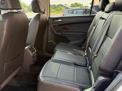 Used 2020 Volkswagen Tiguan SE w/ Panoramic Sunroof Package image 16