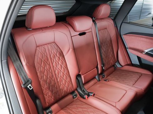 New 2025 Audi SQ5 Prestige image 11