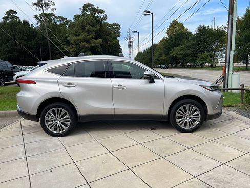 Used 2022 Toyota Venza XLE AWD/4WD image 4