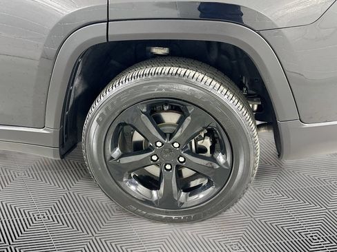 Used 2025 Jeep Grand Cherokee L Altitude AWD/4WD image 15