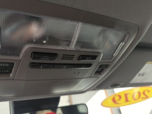 Used 2019 Toyota Highlander AWD V6 image 18