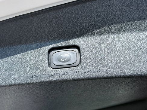 Used 2018 Ford Explorer XLT w/ Equipment Group 202A FWD image 9