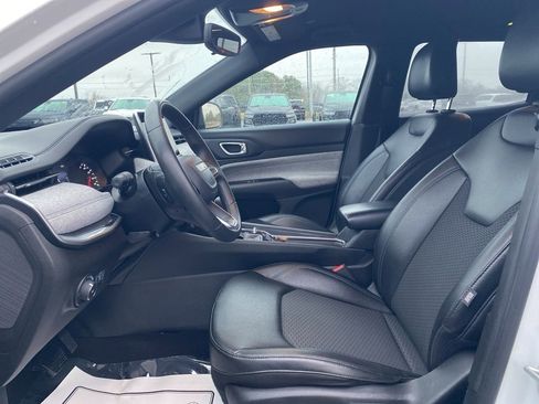 Used 2024 Jeep Compass Latitude image 12