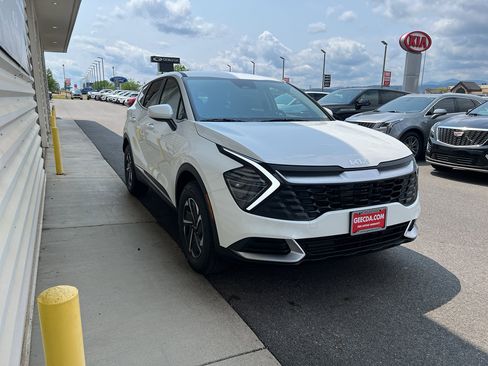 New 2025 Kia Sportage LX image 3