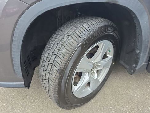 Used 2021 Toyota Highlander L image 45