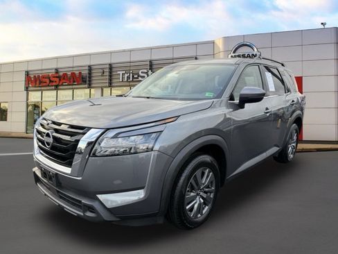 Certified 2024 Nissan Pathfinder SV image 2