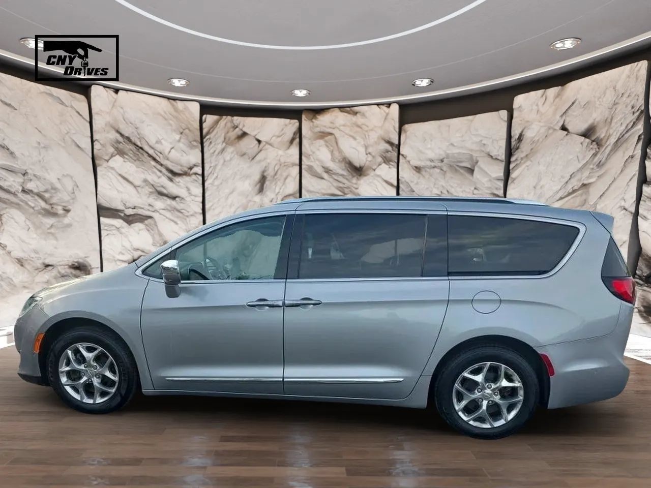 Used 2019 Chrysler Pacifica Limited w/ Advanced Safetytec Group FWD image 8