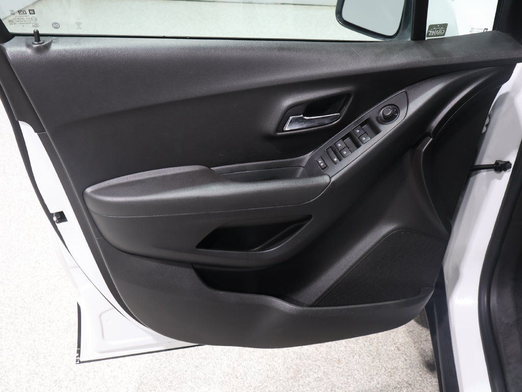 Used 2019 Chevrolet Trax LT w/ LT Convenience Package AWD/4WD image 13