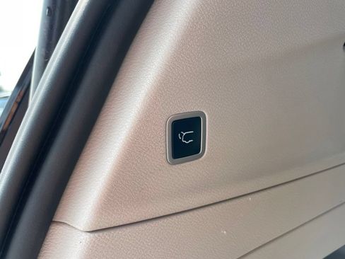 Used 2023 Chrysler Pacifica Touring-L FWD image 31