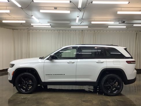 Used 2023 Jeep Grand Cherokee Altitude AWD/4WD image 9