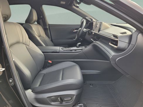 Used 2023 Toyota Crown Limited image 19