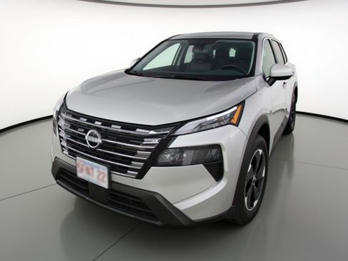Used 2025 Nissan Rogue SV AWD/4WD image 3