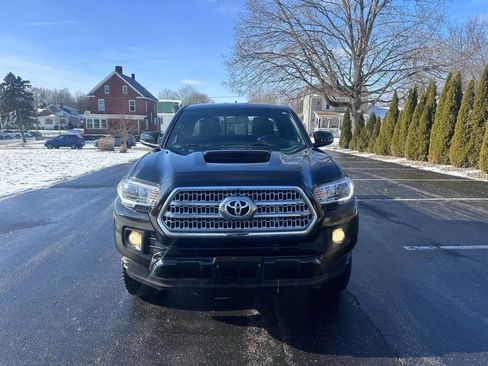 Used 2016 Toyota Tacoma TRD Sport image 2