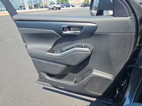 Certified 2025 Toyota Highlander XLE AWD/4WD image 24