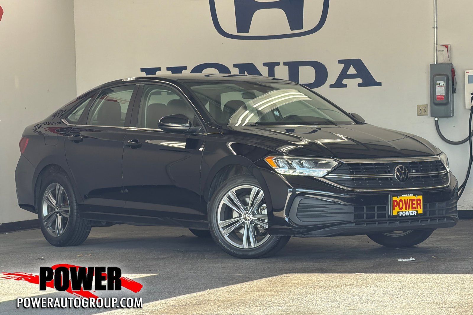 Used 2024 Volkswagen Jetta SE FWD image 1