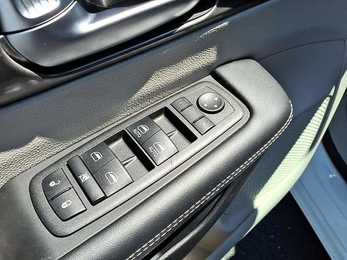 Used 2023 Chrysler Pacifica Touring-L FWD image 14