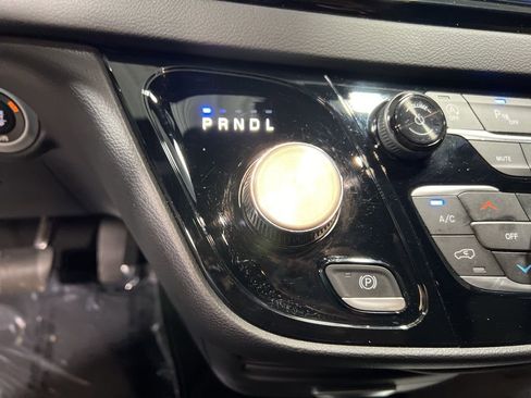 Used 2025 Chrysler Pacifica Select image 25