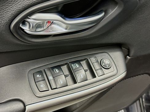 Used 2019 Jeep Cherokee Latitude Plus w/ Comfort/Convenience Group image 15