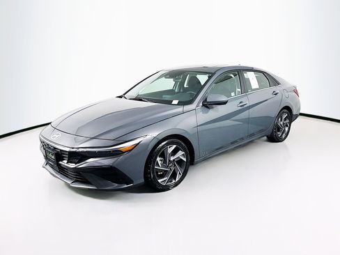 Used 2025 Hyundai Elantra SEL FWD image 3