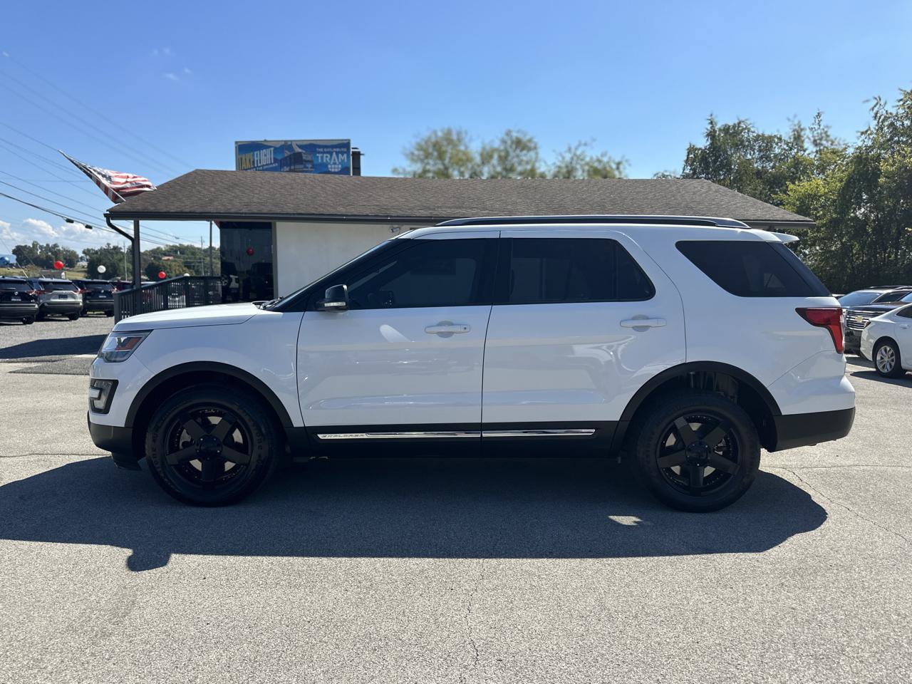 Used 2017 Ford Explorer XLT AWD/4WD image 7