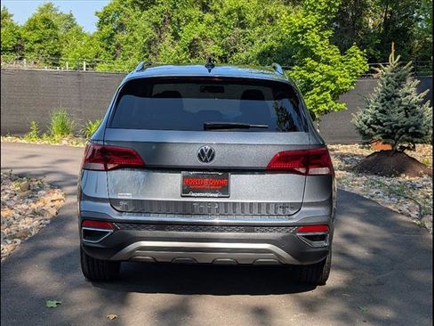 Certified 2022 Volkswagen Taos SE image 4
