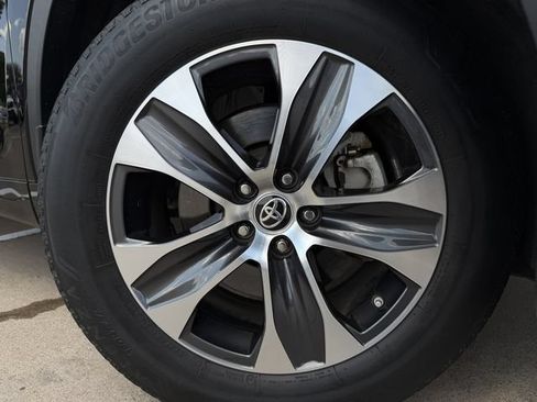 Used 2023 Toyota Highlander XLE FWD image 8