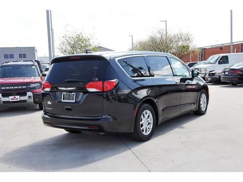 Used 2023 Chrysler Voyager LX image 4