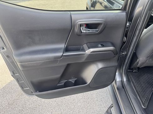 Used 2022 Toyota Tacoma TRD Off-Road image 11