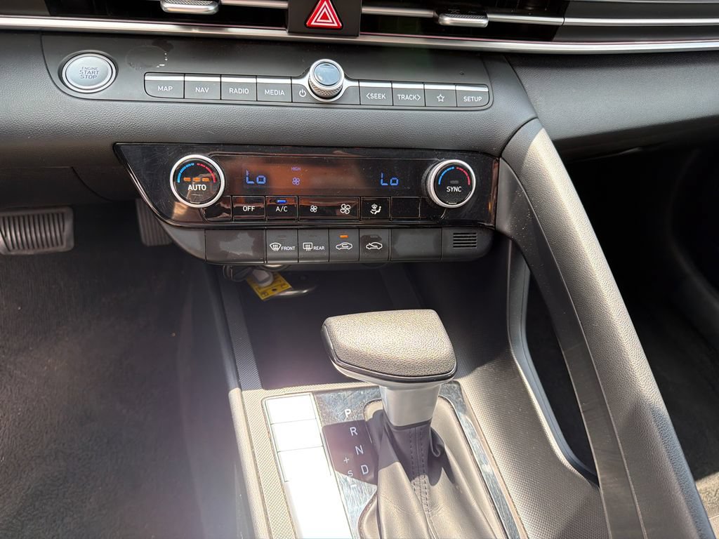 Used 2024 Hyundai Elantra SEL FWD image 31