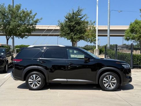 Used 2025 Nissan Pathfinder SL FWD image 6