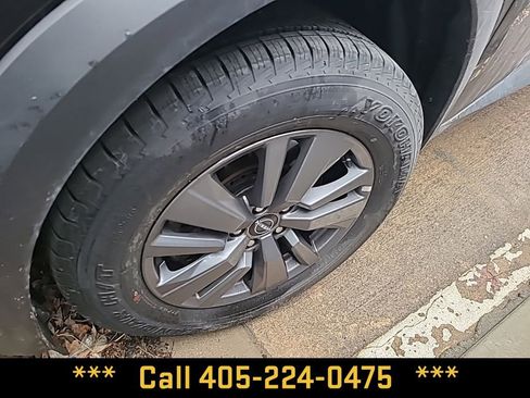 Used 2025 Nissan Pathfinder SV image 3